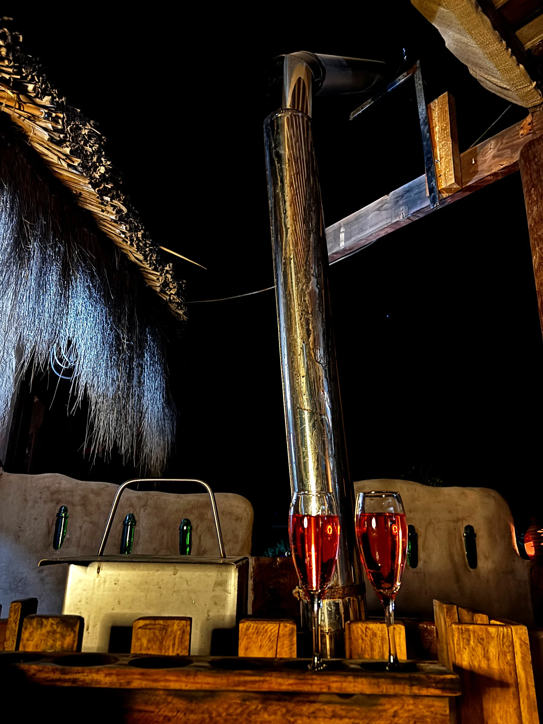 Dos copas servidas de noche junto a la chimenea de la tinaja